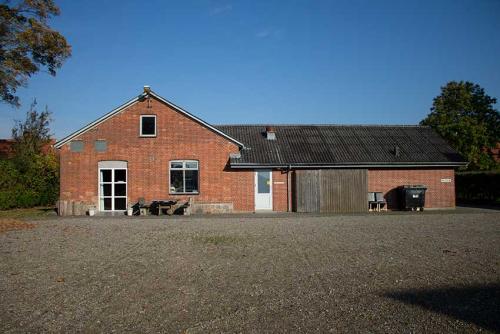 Huset-set-fra-parkeringsplads