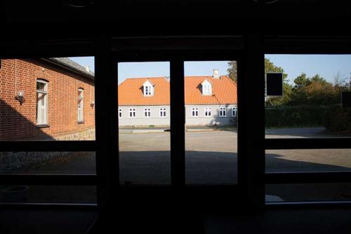 Lillering Forsamlingshus - Udsigt fra Hall til parkeringsplads